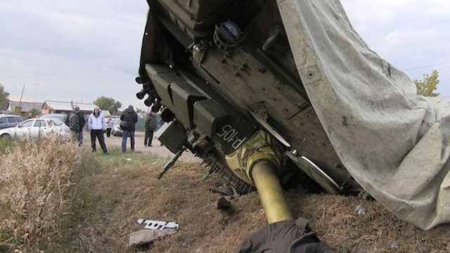 Một trong những kiểu tai nạn thường thấy nhất đó là xe tăng bị lật ngửa giữa đường. Kiểu tai nạn này phổ biến là do xe tăng thường có chiều rộng sấp sỉ bằng chiều rộng của rơ-móc kéo. Khi đặt chiếc xe tăng lên trên xe rơ-móc để di chuyển, xe tăng sẽ rất dễ bị rơi và lật ngửa nếu lái xe rơ-móc di chuyển nhanh khi ôm cua. Nguồn ảnh: QQ.