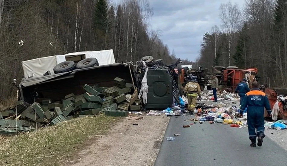 Pha đối đầu đã khiến cả hai xe hư hỏng nghiêm trọng và bị lật. Lái xe chở đạn thiệt mạng tại chỗ trong khi hai người trên cabin xe chở rác may mắn thoát chết. Nguồn ảnh: Sina.
