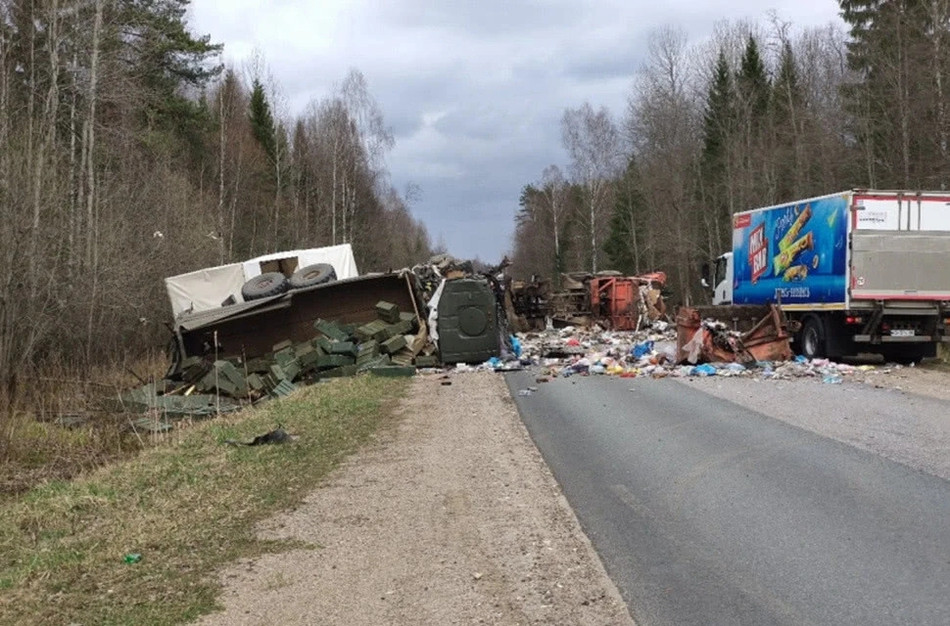Hiện trường của vụ tai nạn với xe chở đạn đổ đầy thùng đạn ngổn ngang ra giữa đường. Nguồn ảnh: Sina.