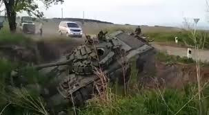 Cũng có không ít trường hợp, xe tăng tự gây tai nạn do tầm nhìn của lái xe rất kém. Nguồn ảnh: QQ.