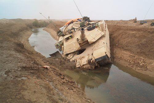 Việc trục vớt những chiếc xe tăng M1 Abrams chủ lực của Mỹ khỏi tình trạng tai nạn như thế này cũng không hề dễ dàng vì xe cứu hộ cho Abrams cũng nặng nề và cồng kềnh không kém loại xe tăng này. Nguồn ảnh: QQ.