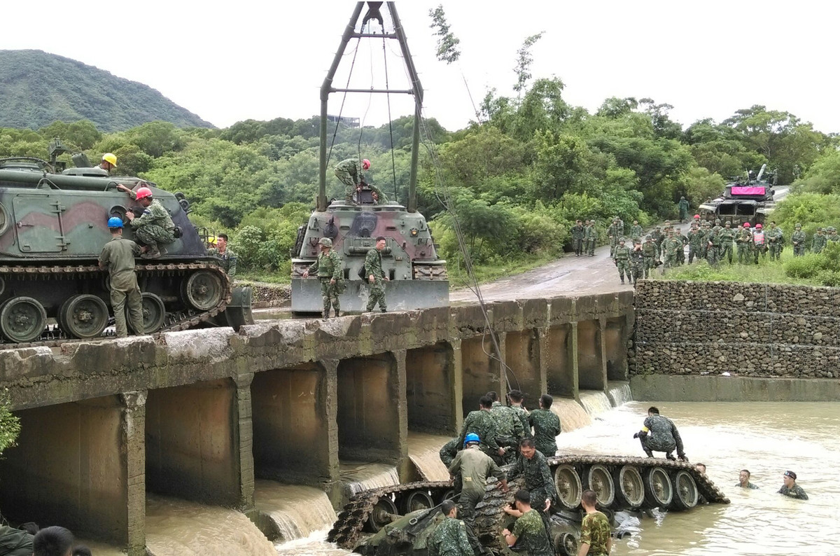 Các xe tăng chủ lực ngày nay đều có khả năng di chuyển với tốc độ lên tới 80 km/h nhưng bù lại, tầm nhìn của người lái xe lại rất bị hạn chế, không được thiết kế để phù hợp với việc di chuyển tốc độ cao, đặc biệt là bên cạnh xe hơi dân sự thông thường. Nguồn ảnh: QQ.