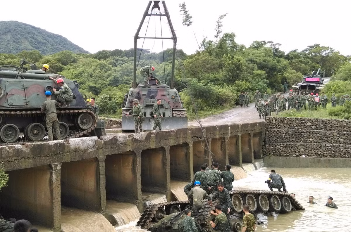 Các xe tăng chủ lực ngày nay đều có khả năng di chuyển với tốc độ lên tới 80 km/h nhưng bù lại, tầm nhìn của người lái xe lại rất bị hạn chế, không được thiết kế để phù hợp với việc di chuyển tốc độ cao, đặc biệt là bên cạnh xe hơi dân sự thông thường. Nguồn ảnh: QQ.