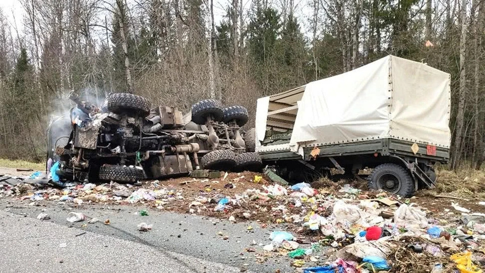 Theo truyền thông địa phương, vụ tai nạn xảy ra ở Veliky Novgorod, Nga. Hai xe tải khi này đang di chuyển ngược chiều nhau với tốc độ khá lớn. Nguồn ảnh: Sina.