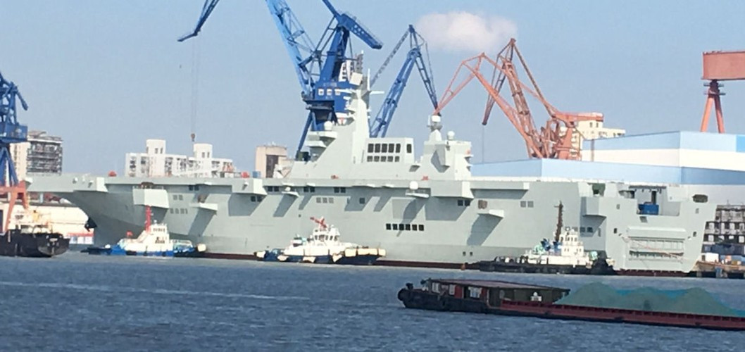 Quá trình thi công chiếc chiến hạm cỡ lớn này được bảo mật cực kỳ chặt chẽ, phải tới hơn 2 năm sau, tức là vào đầu tháng 7-2019 thì những hình ảnh đầu tiên của con tàu tại xưởng chế tạo mới xuất hiện trên các phương tiện truyền thông