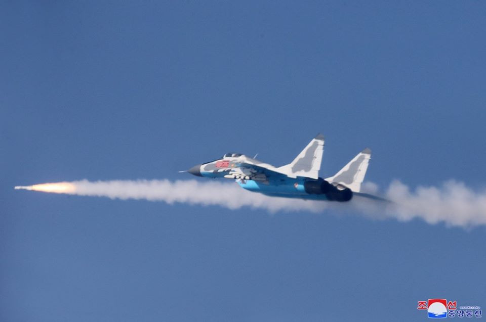 Trong cuộc tập trận này, chiến đấu cơ MiG-29 của Không quân Triều Tiên đã thực hành bắn đạn thật, tiêu diệt mục tiêu bay giả định. Nguồn ảnh: KCNA.