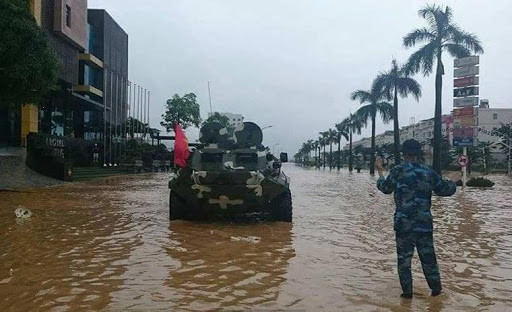 Cũng do sử dụng bánh lốp và có tự trọng khá nhẹ - nặng chỉ 10 tấn. Vậy nên BTR-60 thường xuất hiện trong khu vực đô thị, tham gia nhiệm vụ giữ gìn an ninh nội đô trong các dịp trọng đại hoặc ứng phó với ngập úng, thiên tai. Nguồn ảnh: TL.