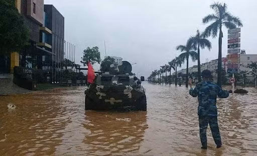 Cũng do sử dụng bánh lốp và có tự trọng khá nhẹ - nặng chỉ 10 tấn. Vậy nên BTR-60 thường xuất hiện trong khu vực đô thị, tham gia nhiệm vụ giữ gìn an ninh nội đô trong các dịp trọng đại hoặc ứng phó với ngập úng, thiên tai. Nguồn ảnh: TL.