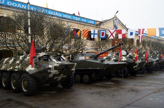 Điểm yếu của BTR-60 khi thực hiện nhiệm vụ đổ bộ đó là xe không được trang bị cửa ở phía sau. Lính trong xe khi ra - vào phương tiện phải thông qua các cửa nóc. Nguồn ảnh: VOV.