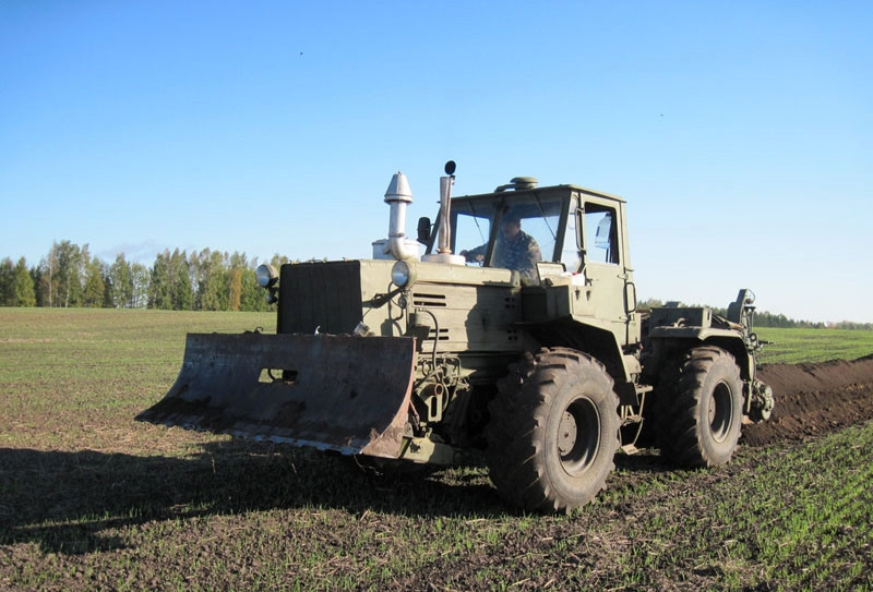 Loại máy đào hào này hiện đang được công binh Việt Nam sử dụng, máy đào được đặt trên gầm xe cơ sở là đầu kéo bánh lốp T-115, phần lưỡi ủi và xích đào không gầu kèm guồng văng đất có thiết kế theo kiểu rotor. Nguồn ảnh: Pinterest.