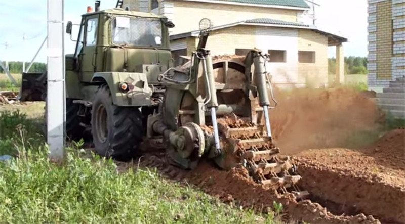 Khi vận hành, hệ thống tời này cũng có thể được sử dụng để giúp tăng khả năng vận hành của xích đào ở những khu vực đất cứng, nhiều đá vụn. Nguồn ảnh: Pinterest.