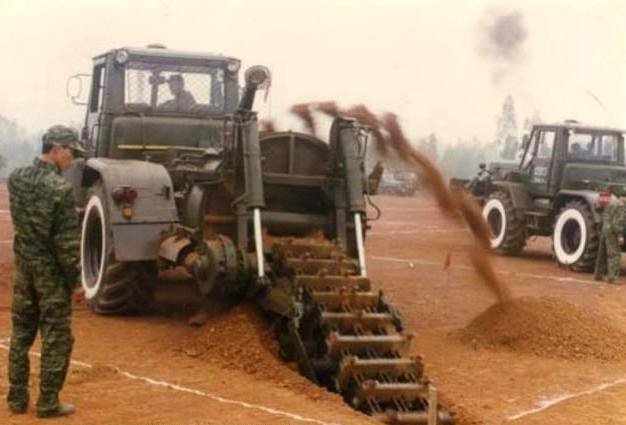 PZM-2 có cấu tạo không quá phức tạo với cơ cấu đào hào theo kiểu băng truyền và một máy hất để thổi đất, cát sang một bên. Nguồn ảnh: TL.