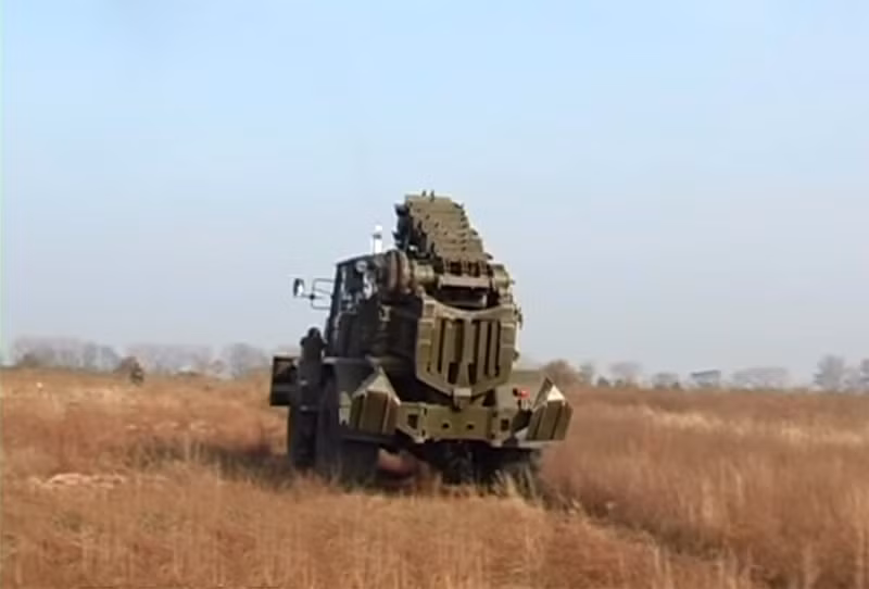 Xe còn được trang bị một bộ tời cơ công suất lớn, giúp cho PZM-2 ngoài nhiệm vụ đào hào còn có thể sử dụng như một phương tiện cứu hộ, kéo các loại phương tiện hư hỏng về tuyến sau. Nguồn ảnh: Pinterest.