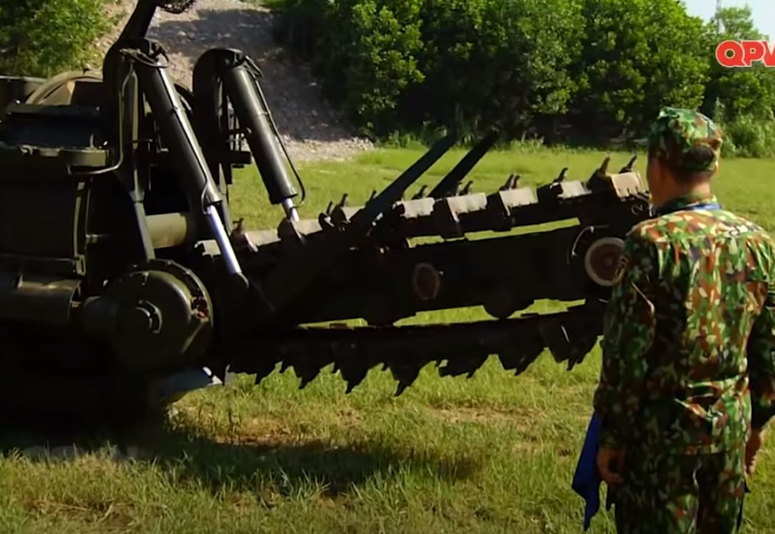 Tuy nhiên thiết kế của PZM-2 cũng có nhược điểm, đó là nó không thể đào qua những hòn đá tảng có kích thước lớn; phần xích đào không có tấm che chắn rất nguy hiểm cho những người xung quanh khi máy vận hành. Nguồn ảnh: QPVN.