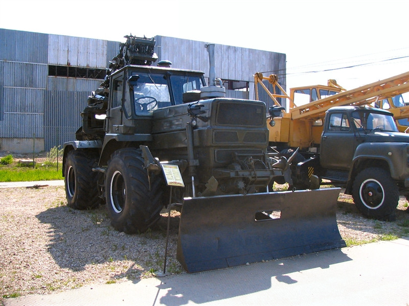 Loại máy đào hào này còn có chức năng như một máy ủi, giúp làm sạch đất cát trên trận địa sau khi kết thúc công việc đào bới. Nguồn ảnh: Pinterest.