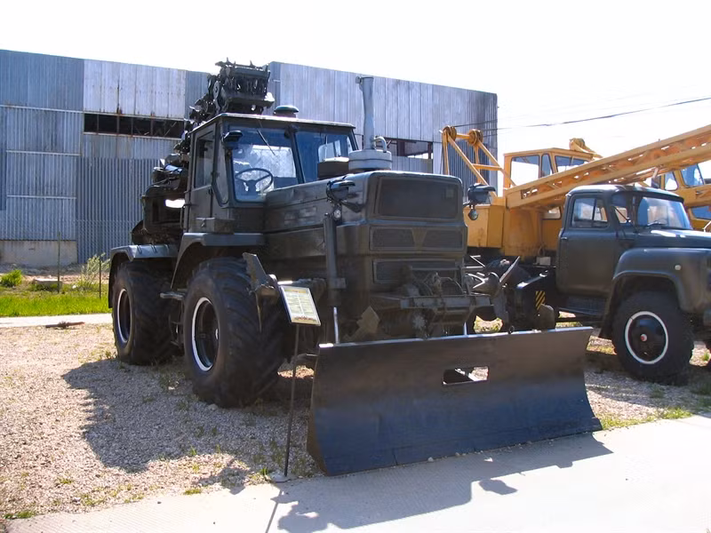 Loại máy đào hào này còn có chức năng như một máy ủi, giúp làm sạch đất cát trên trận địa sau khi kết thúc công việc đào bới. Nguồn ảnh: Pinterest.