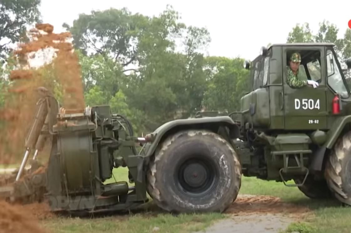 Mặc dù vậy, ưu điểm lớn nhất của máy là tốc độ đào hào cực kỳ nhanh khiến PZM-2 dù đã ra đời từ rất lâu nhưng tới nay vẫn được nhiều quốc gia trên thế giới sử dụng. Nguồn ảnh: QPVN.