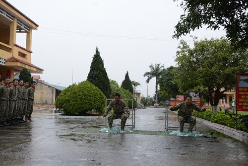 Các bài huấn luyện, luyện tập của lực lượng đặc công chống khủng bố khiến nhiều người phải rùng mình. Nguồn ảnh: QĐND.