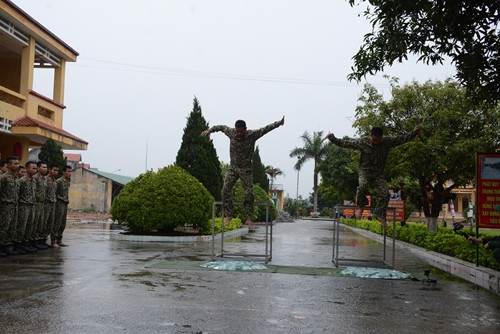 Chân không nhảy vào mảnh thủy tinh vỡ. Nguồn ảnh: QĐND.