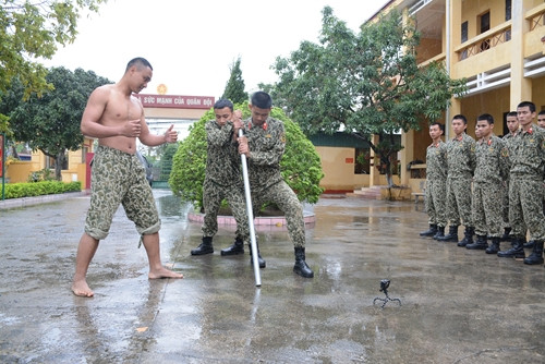 Chân không đá ống thép. Nguồn ảnh: QĐND.