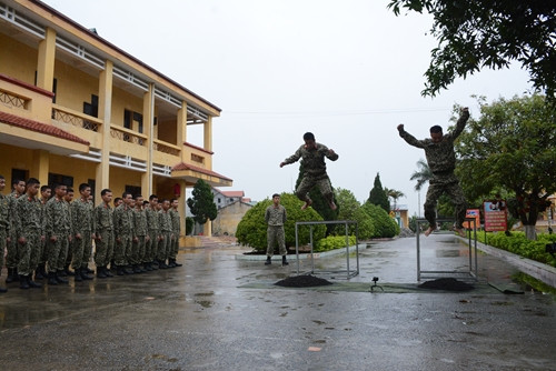 Tình huống bất ngờ có thể xảy ra bất cứ lúc nào đòi hỏi các quân nhân phải luôn trọng trạng thái tinh thần, thể chất tốt nhất để hoàn thành mục tiêu đề ra. Nguồn ảnh: QĐND.