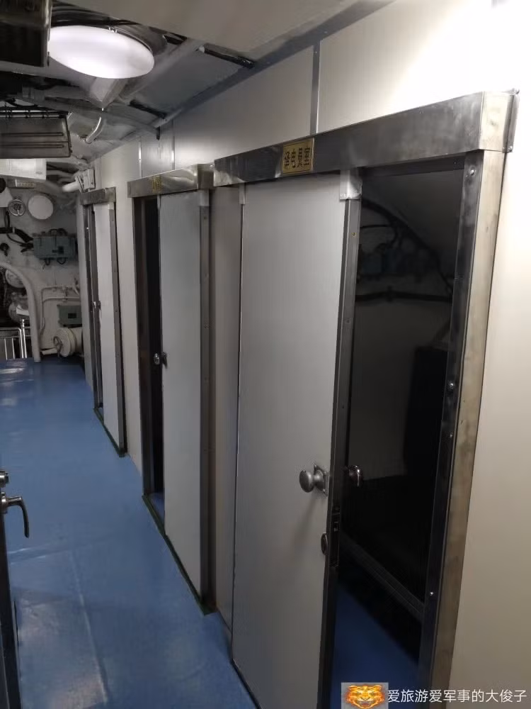 Tàu có biên chế thuỷ thủ đoàn 57 người, hoạt động được ở độ sâu tối đa khoảng 300 mét. Nguồn ảnh: Sina.