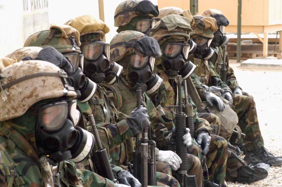 Mặc dù về mặt lý thuyết, đeo mặt nạ phòng độc có thể giúp người lính sống sót qua những vụ tấn công bằng chất độc hoá học của đối phương - thứ vũ khí đã bị cấm gần 100 năm trước đó kể từ sau Chiến tranh Thế giới thứ nhất. Nguồn ảnh: Pinterest.