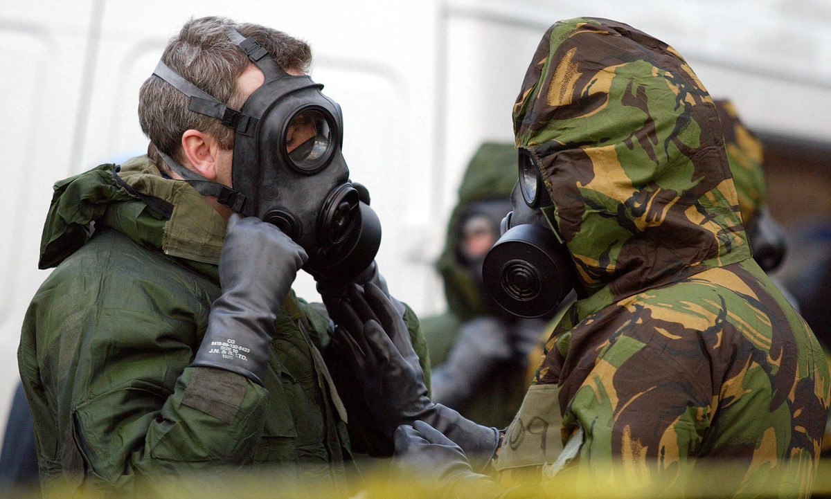 Do có cấu tạo với màng lọc không khí, việc hít thở thông qua chiếc mặt nạ phòng độc này sẽ như một cực hình. Phổi của người lính khi này - đóng vai trò như một máy bơm - phải hoạt động với công suất lớn gấp nhiều lần. Nguồn ảnh: Pinterest.