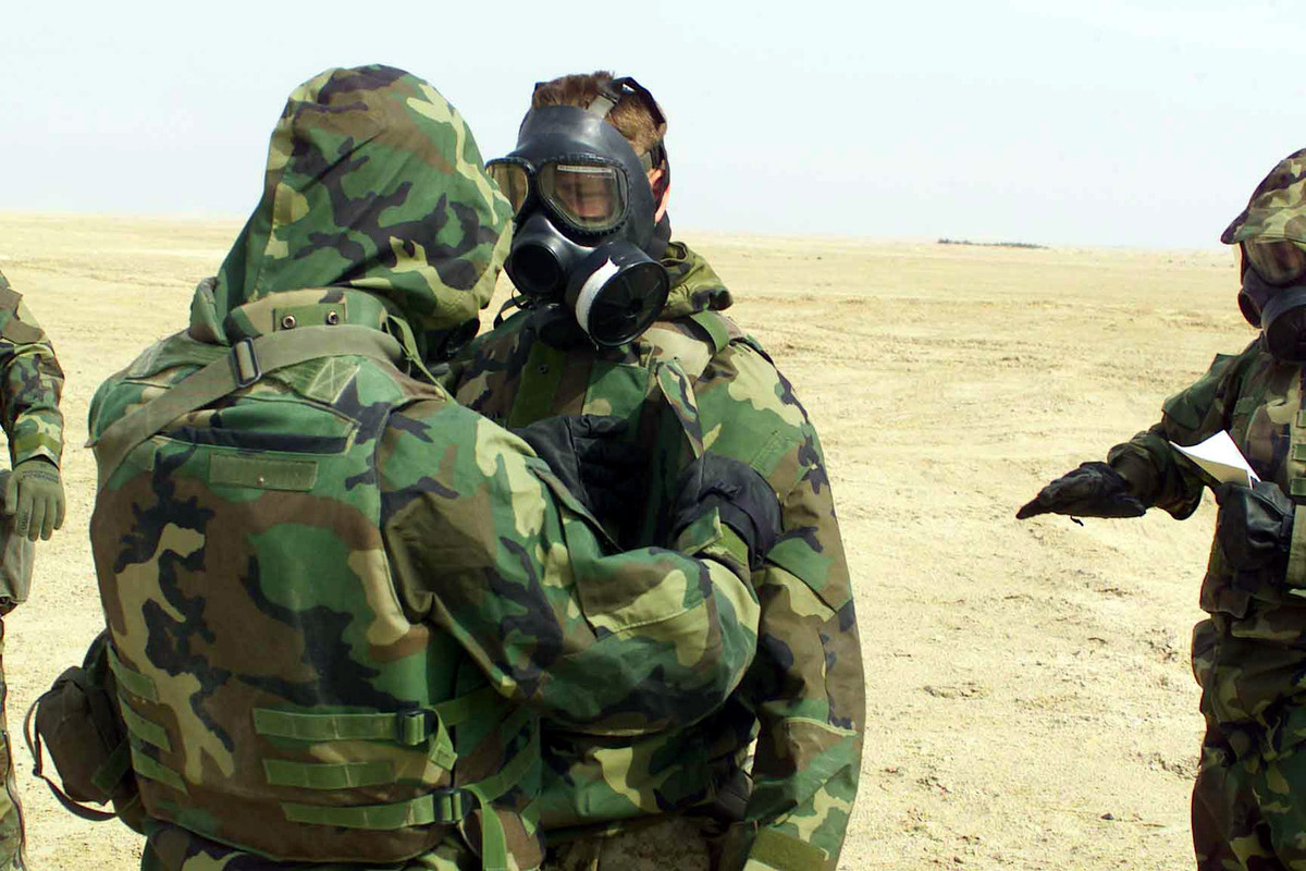 Được thiết kế để người lính có thể sử dụng nhiều tiếng đồng hồ liên tục với cả ống tiếp nước ngay bên trong mặt nạ, giúp người lính có thể uống nước ngay cả khi đang đeo. Tuy nhiên mặt nạ phòng độc lại không được thiết kế hướng tới sự thoải mái của người sử dụng. Nguồn ảnh: Pinterest.