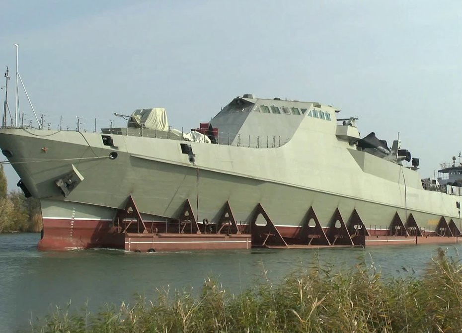 Tàu tuần tra Đề án 22160 được thiết kế cực kỳ hiện đại để tăng tối đa khả năng giảm phát xạ radar. Tàu có trọng tải 1300 tấn, dài 94 mét, rộng 14 mét và mớm nước tối đa 3,4 mét. Nguồn ảnh: BMDP.