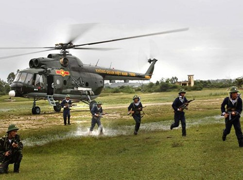 Khi bay vận tải, Mi-8/17 có khả năng mang theo tối đa 3 tấn hàng hoá ở các giá treo bên ngoài máy bay hoặc bên trong khoang bụng của nó. Nguồn ảnh: TL.