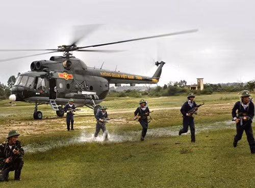 Khi bay vận tải, Mi-8/17 có khả năng mang theo tối đa 3 tấn hàng hoá ở các giá treo bên ngoài máy bay hoặc bên trong khoang bụng của nó. Nguồn ảnh: TL.