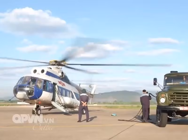 Một trực thăng Mi-8 yêu cầu kíp lái ba người trong đó bao gồm hai lái chính - phụ và một kỹ sư bay. Máy bay có sức chứa 24 người hoặc 12 cáng cứu thương khi thực hiện nhiệm vụ cứu hộ. Nguồn ảnh: QPVN.