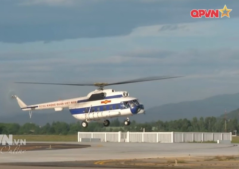 Với những phiên bản quân sự được trang bị vũ khí, Mi-8/17 có khả năng mang theo tối đa tới 1,5 tấn vũ khí các loại dưới 6 giá treo. Các loại vũ khí mà Mi-8/17 có thể mang theo bao gồm pháo phản lực S-5, pod pháo UPK-23-250 hoặc thậm chí là tên lửa chống tăng, bom. Nguồn ảnh: QPVN.