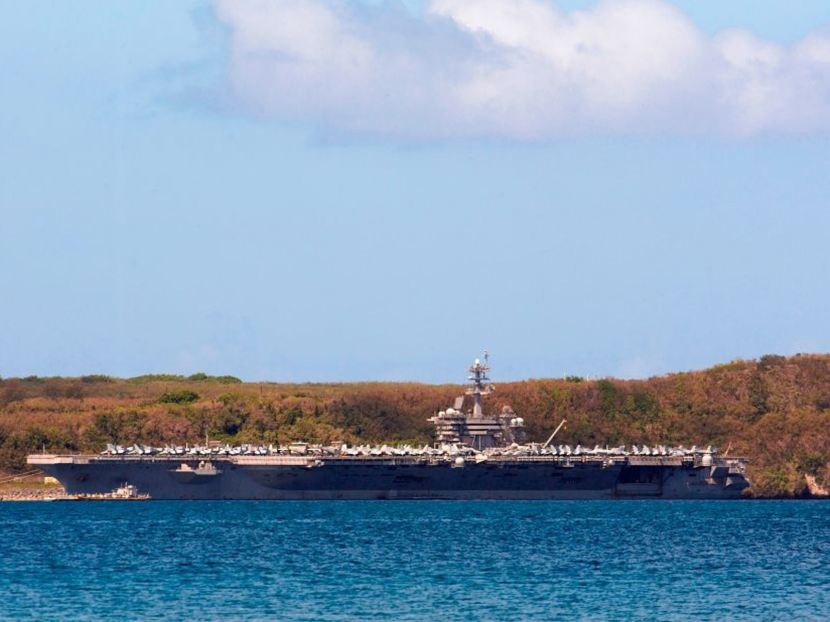 Ca bệnh được cho là xuất phát từ việc thay đổi nhân sự không quân trên tàu sân bay khi tàu Theodore Roosevelt đang di chuyển trên khu vực biển Đông sau khi rời lãnh thổ Việt Nam. Nguồn ảnh: Forces.