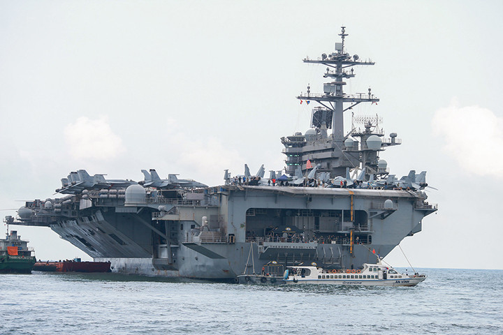 Việc số lượng ca nhiễm COVID-19 trên tàu USS Theodore Roosevelt tăng quá nhanh đã khiến tàu phải chuyển hướng, huỷ hoàn toàn các lịch trình tuần tra, hành quân dã ngoại và huấn luyện trên biển để quay về Guam. Nguồn ảnh: Forces.