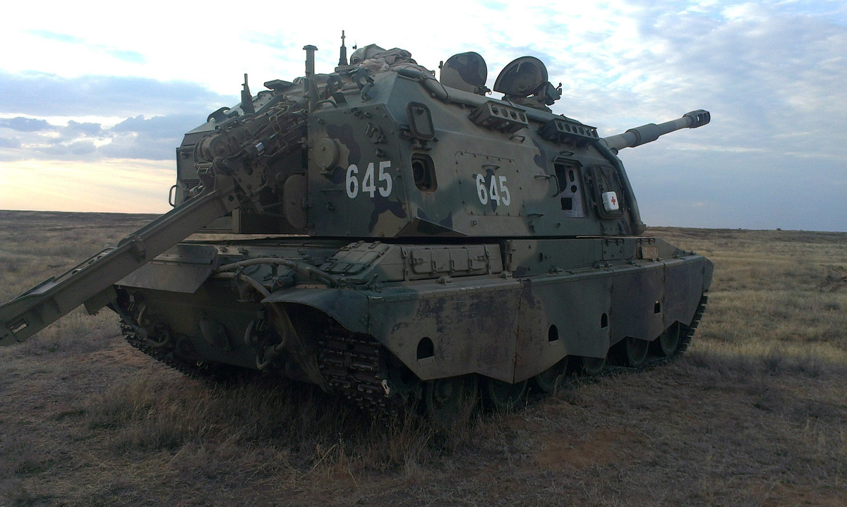 Pháo tự hành 2S19M1 cỡ nòng 155mm do Nga sản xuất cũng được trang bị hệ thống thông tin liên lạc hiện đại, trọng lượng 43 tấn và sở hữu khẩu pháo có chiều dài nòng bằng 52 lần đường kính. Nguồn ảnh: Forces.