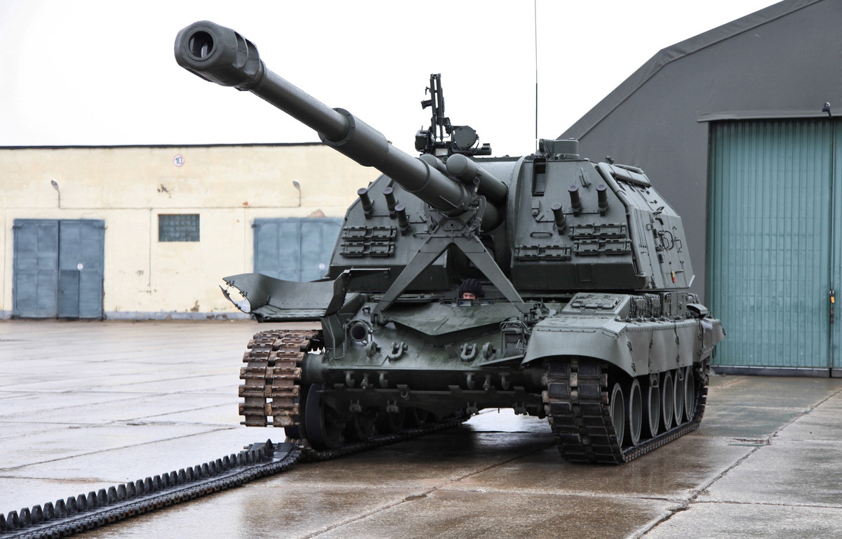 So với các loại pháo tự hành do phương Tây sản xuất, pháo tự hành 2S19M1 của Nga được đánh giá là có phẩn nhỉnh hơn hẳn khi được trang bị hệ thống nạp đạn tự động. Nguồn ảnh: Forces.