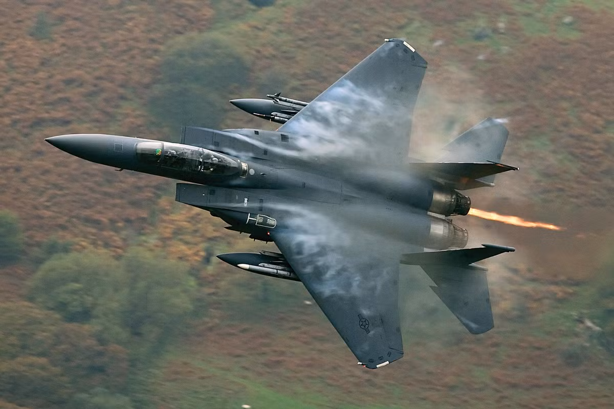 Tính tới thời điểm hiện tại, các tiêm kích F-15 của Mỹ vẫn là loại chiến đấu cơ thế hệ 4++ bán chạy bậc nhất thế giới. Bản thân quân đội Mỹ cũng liên tục đặt mua F-15 từ Boeing dù đã có một lượng không nhỏ F-35 trong biên chế. Nguồn ảnh: BMDP.