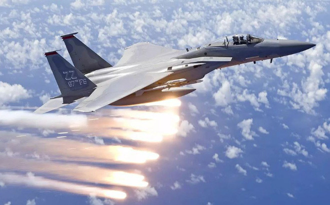 Số tiền còn lại, tương đương với gần 6 tỷ USD chiếm 50% giá trị hợp đồng là chi phí đào tạo phi công, nhân lực hàng không, cơ sở vật chất, phụ tùng thay thế và vũ khí cho những chiếc F-15 này. Nguồn ảnh: BMDP.