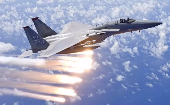 Số tiền còn lại, tương đương với gần 6 tỷ USD chiếm 50% giá trị hợp đồng là chi phí đào tạo phi công, nhân lực hàng không, cơ sở vật chất, phụ tùng thay thế và vũ khí cho những chiếc F-15 này. Nguồn ảnh: BMDP.