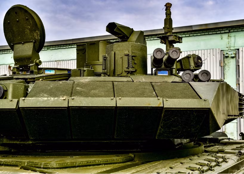 Việc gia cố tháp pháo cũng giúp xe tăng T-90M an toàn hơn khi hoạt động do phân tháp pháo không những là nơi đặt cụm hoả lực và hệ thống nạp đạn tự động mà còn là nơi đặt đạn dự trữ của xe. Nguồn ảnh: BMDP.