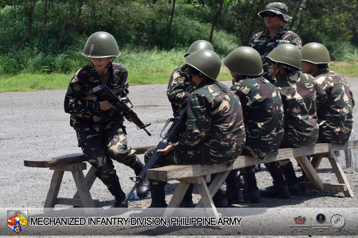 Trong hình, có thể thấy lính tân binh của quân đội Philippines sử dụng mũ sắt từ thời Liên Xô tham gia huấn luyện. Nguồn ảnh: Philippinearmy.