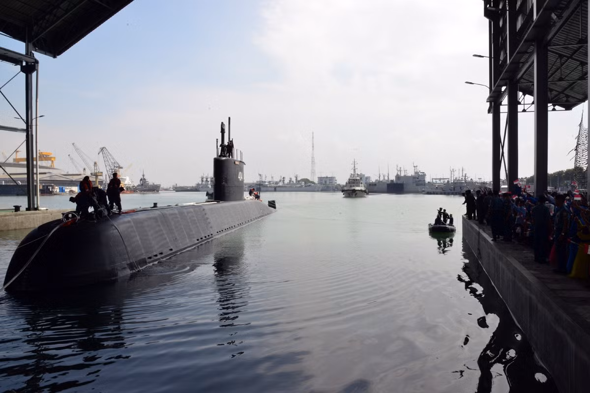 Ngoài ra, tàu cũng được trang bị 8 ống phóng lôi tiêu chuẩn cỡ 533mm với khả năng mang theo tối đa 14 ngư lôi "Cá Mập Đen" - loại ngư lôi độ chính xác cao do Italia chế tạo dành cho lớp tàu ngầm Scorpene. Nguồn ảnh: BMDP.