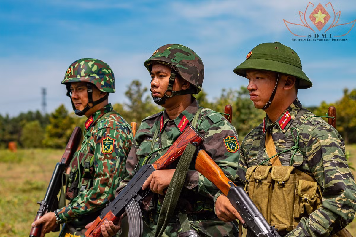 Việt Nam từng sử dụng ba bộ quân phục rằn ri với số lượng nhiều nhất lần lượt bao gồm K17 (bìa trái), K07 (giữa) và K94 (bìa phải). Nguồn ảnh: SDMI.