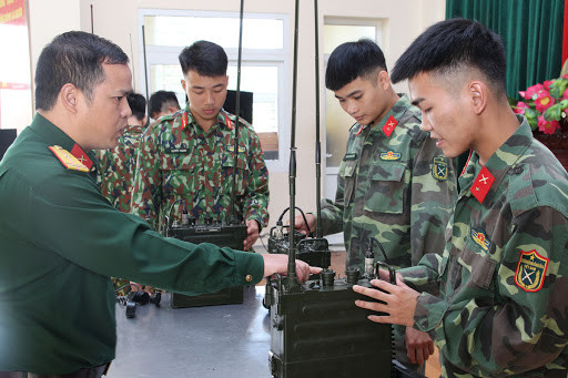 Thiết nghĩ, trong thời gian chúng ta vẫn chưa thể tạo ra được một thuật toán làm vải nguỵ trang theo kiểu kỹ thuật số (Digital) hoàn chỉnh, bộ quân phục K17 vẫn có thể coi là loại quân phục nguỵ trang dã chiến tốt nhất mà chúng ta có thể tự sản xuất được. Nguồn ảnh: Pinterest.