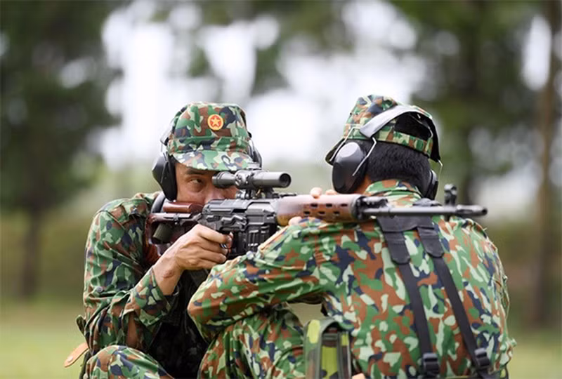 Bộ quân phục K17 còn có rất nhiều mảng màu nâu cũng như màu đen, cho phép người lính đạt hiệu quả nguỵ trang tốt ngay cả trong môi trường đất đỏ như ở núi rừng Tây Nguyên chẳng hạn. Nguồn ảnh: QĐND.