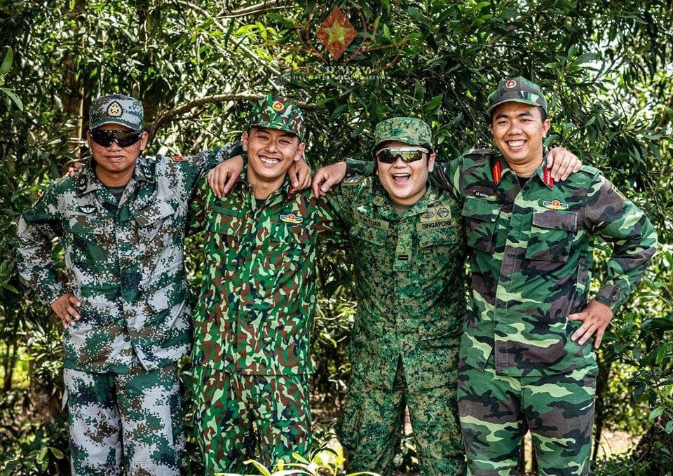 So về hiệu quả nguỵ trang trong môi trường rừng núi, bộ quân phục K17 tỏ ra vượt trội hơn cả. Ảnh: Lính Việt Nam với bộ quân phục K17 và K07 chụp ảnh lưu niệm bên cạnh quân nhân Trung Quốc và Singapore. Nguồn ảnh: Pinterest.