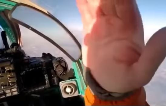 Khoảng cách giữa hai phi cơ ngắn tới nỗi phi công trên chiếc MiG-31 có thể vẫy tay chào người "đồng nghiệp" của mình trên chiếc F-16. Nguồn ảnh: BI.