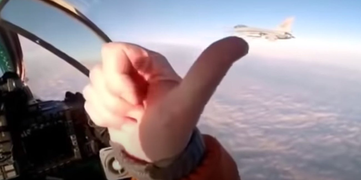 Trong video clip mới được Không quân Nga đăng tải, có thể thấy viên phi công điều khiển tiêm kích đánh chặn MiG-31 đã tỏ ra rất thân thiện với phi công trên chiếc F-16 của Không quân Na Uy - vốn được phái đi để áp sát dàn máy bay Nga di chuyển gần không phận nước này. Nguồn ảnh: BI.